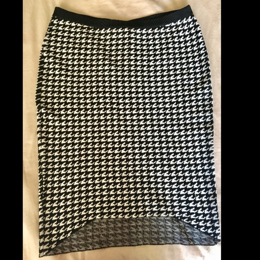 Houndstooth pencil skirt